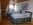 Gemütliches Schlafzimmer mit Boxspringbett und Kinderbett